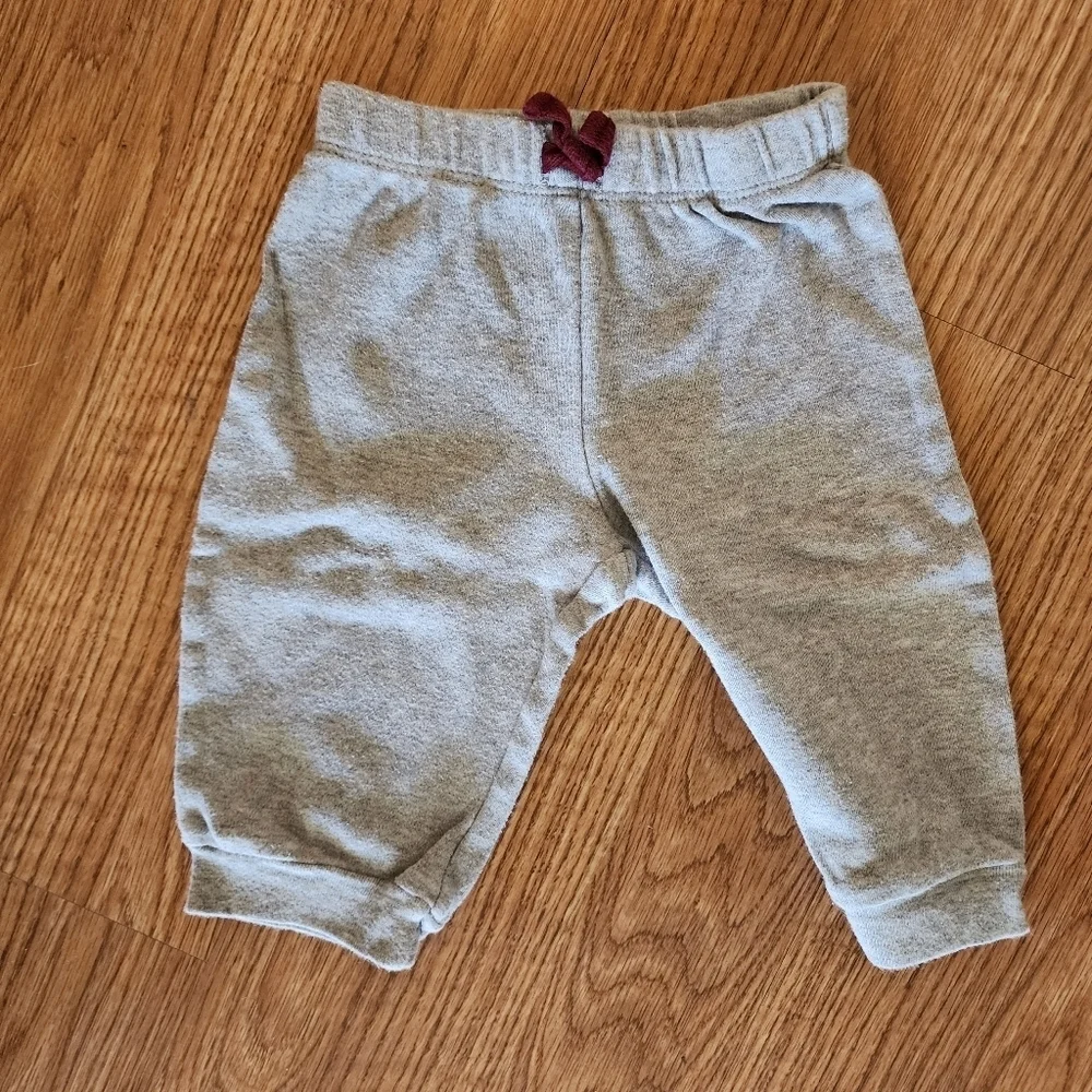 Carter's long sleeve onesie and grey pant 2 piece outfit Size 6 mo